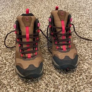 New women’s Merrell hiking boots, 6.5